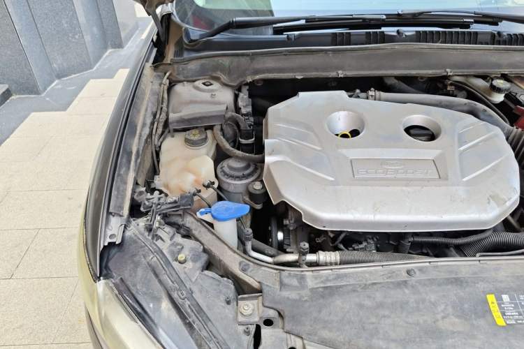 Used Ford Mondeo 2013 2.0L GTDi 200 Luxury Model Engine Bay Right