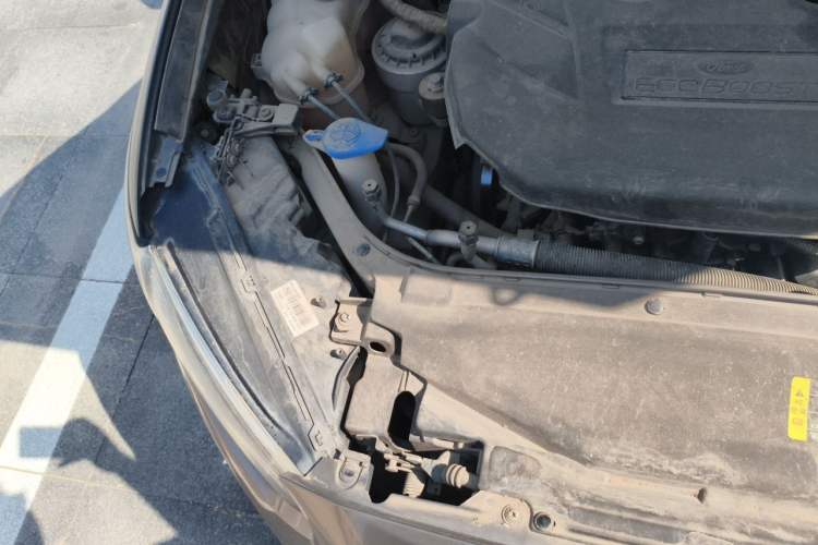 Used Ford Mondeo 2013 2.0L GTDi 200 Luxury Model Engine Bay Right
