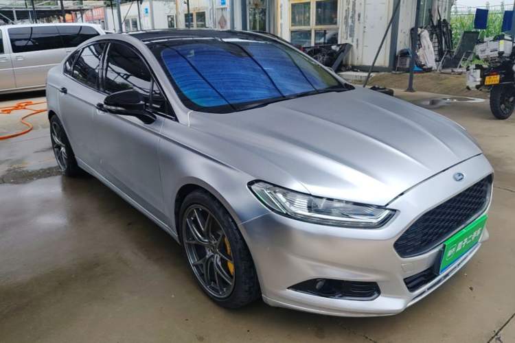 Used Ford Mondeo 2013 2.0L GTDi 200 Luxury Model Front Right 45 Deg