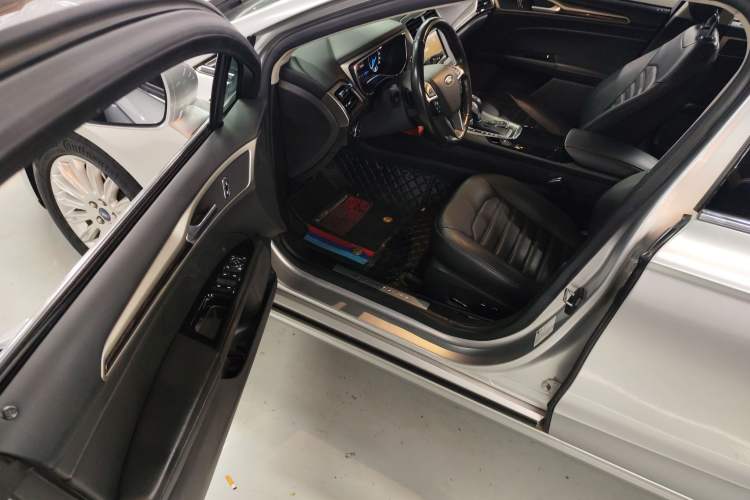 Used Ford Mondeo 2013 2.0L GTDi 200 Fashion Edition Interior 3