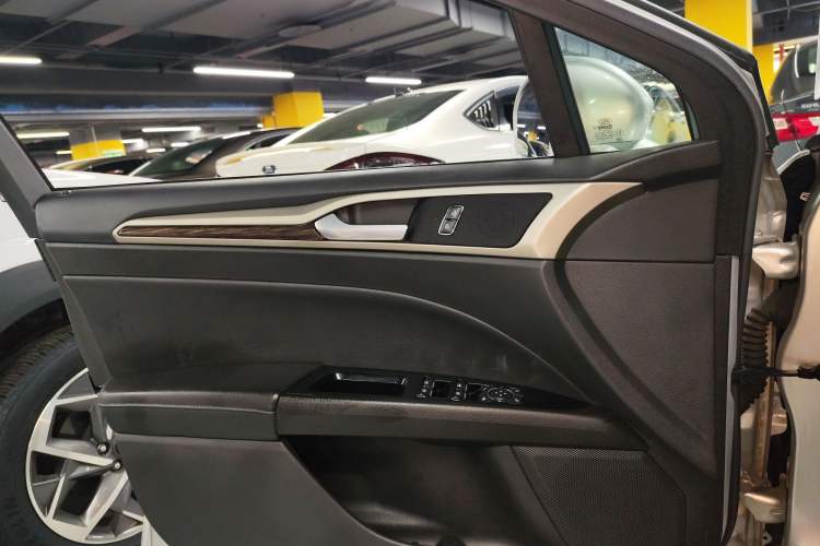 Used Ford Mondeo 2013 2.0L GTDi 200 Fashion Edition Interior 7