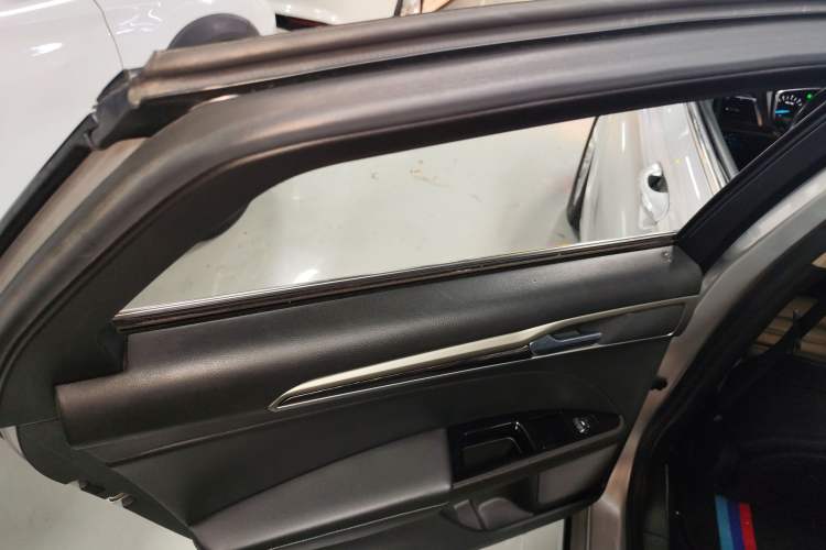 Used Ford Mondeo 2013 2.0L GTDi 200 Fashion Edition Interior 8