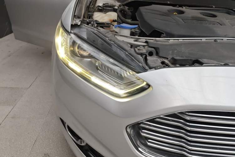 Used Ford Mondeo 2013 2.0L GTDi 200 Luxury Model Right Front Headlight
