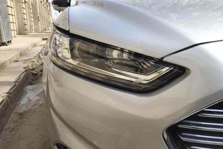 Used Ford Mondeo 2013 2.0L GTDi 200 Luxury Model Right Front Headlight