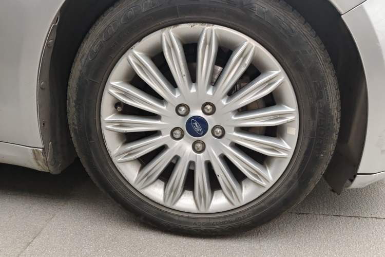 Used Ford Mondeo 2013 2.0L GTDi 200 Luxury Model Right Front Wheel Hub