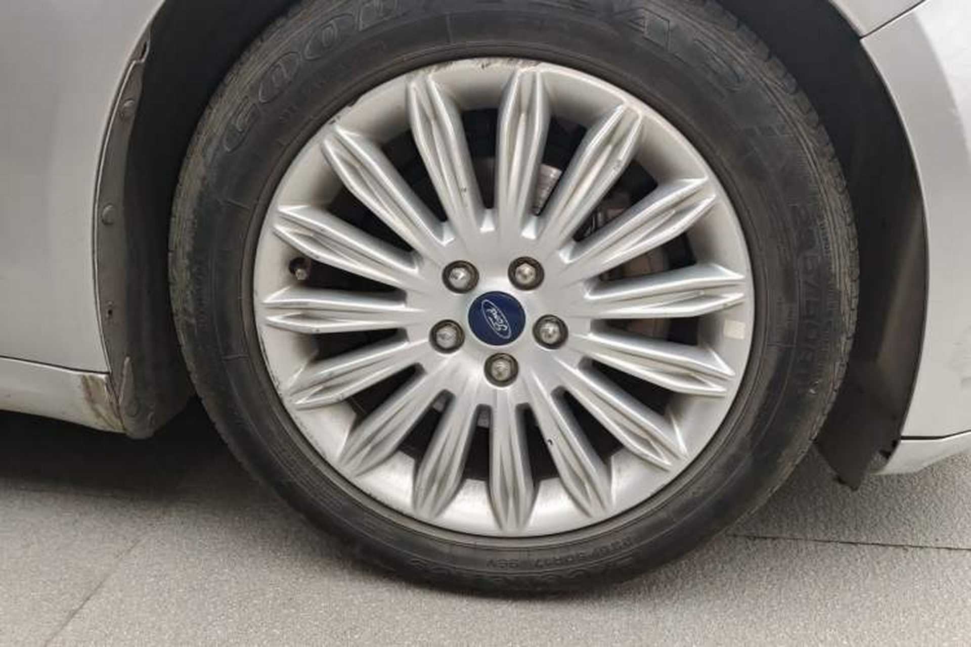 Used Ford Mondeo 2013 2.0L GTDi 200 Luxury Model Right Front Wheel Hub