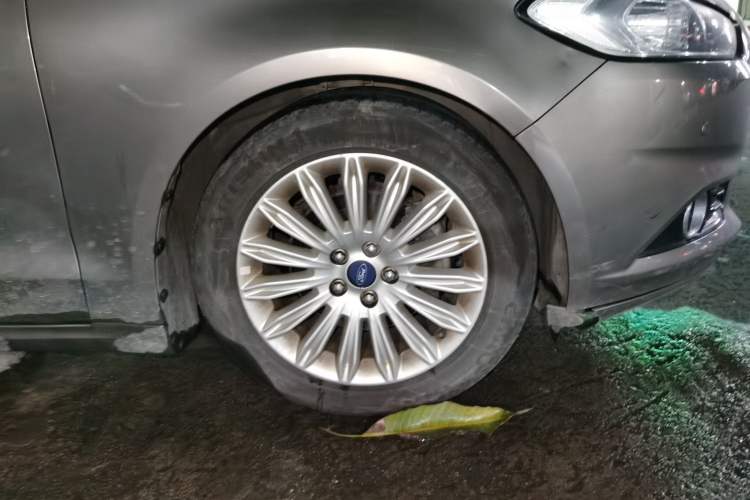 Used Ford Mondeo 2013 2.0L GTDi 200 Fashion Edition Right Front Wheel Hub