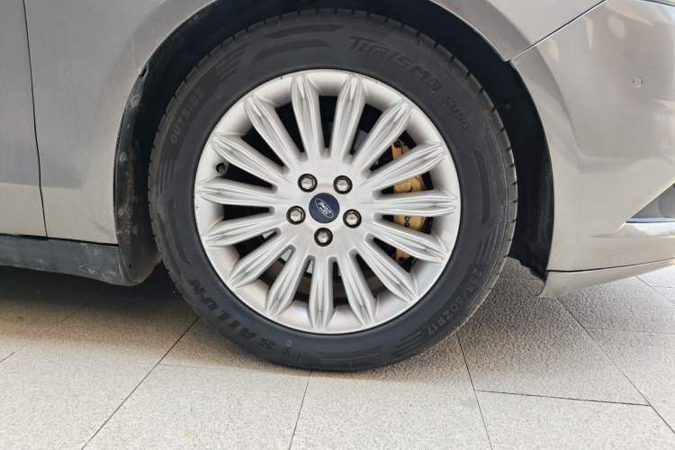 Used Ford Mondeo 2013 2.0L GTDi 200 Luxury Model Right Front Wheel Hub