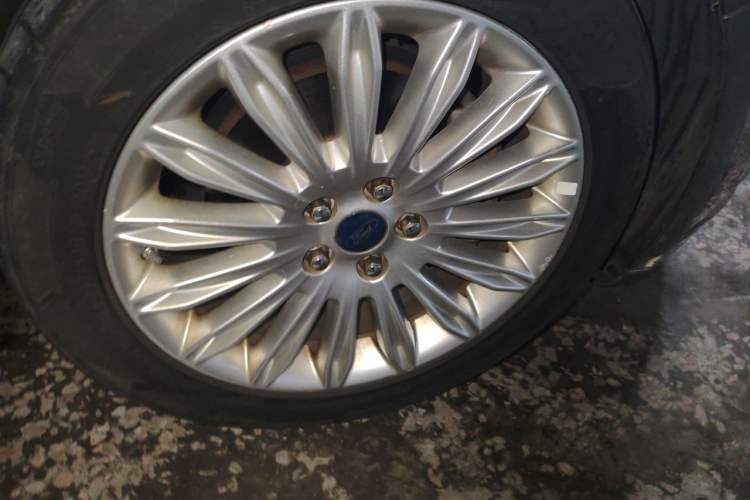 Used Ford Mondeo 2013 2.0L GTDi 200 Fashion Edition Right Front Wheel Hub