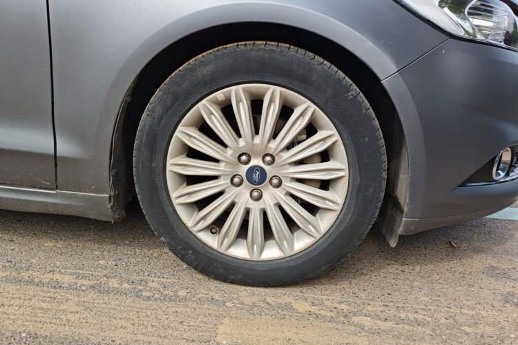 Used Ford Mondeo 2013 2.0L GTDi 200 Fashion Edition Right Front Wheel Hub