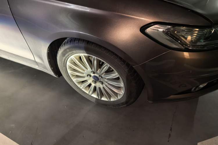 Used Ford Mondeo 2013 2.0L GTDi 200 Luxury Model Right Front Wheel Hub