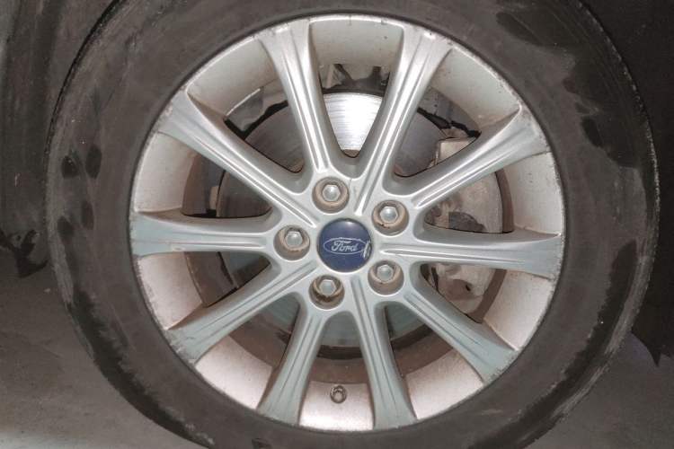 Used Ford Mondeo 2013 2.3L Fashion Edition Right Front Wheel Hub