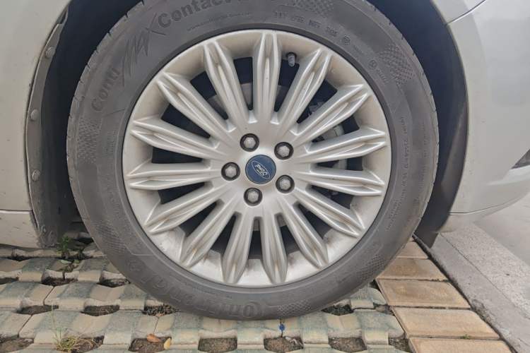 Used Ford Mondeo 2013 2.0L GTDi 200 Fashion Edition Right Front Wheel Hub