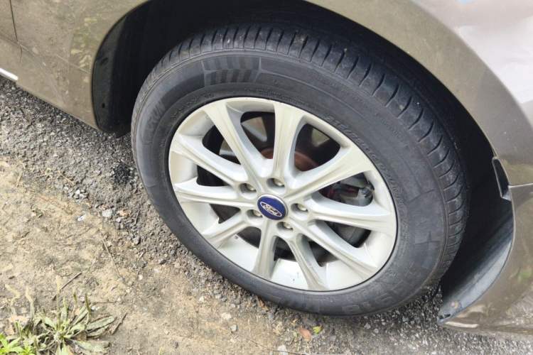 Used Ford Mondeo 2013 2.3L Fashion Edition Right Front Wheel Hub