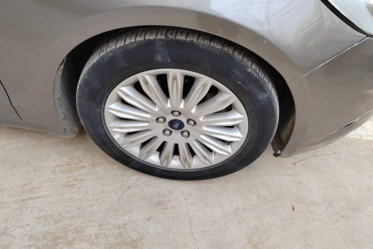 Used Ford Mondeo 2013 2.0L GTDi 200 Fashion Edition Right Front Wheel Hub