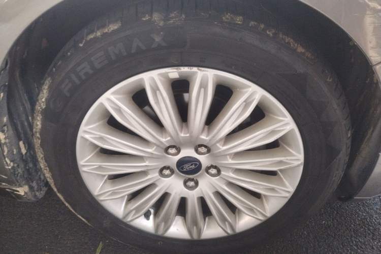 Used Ford Mondeo 2013 2.0L GTDi 200 Fashion Edition Right Front Wheel Hub