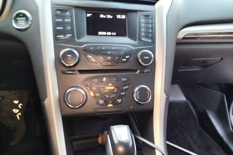Used Ford Mondeo 2013 2.0L GTDi 200 Fashion Edition Audio And AC Panel