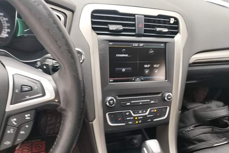 Used Ford Mondeo 2013 2.0L GTDi 200 Luxury Model Audio And AC Panel