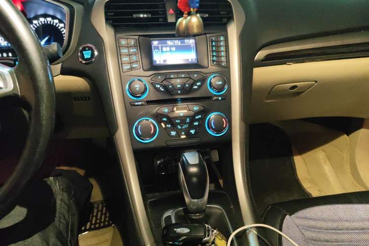 Used Ford Mondeo 2013 2.0L GTDi 200 Fashion Edition Audio And AC Panel