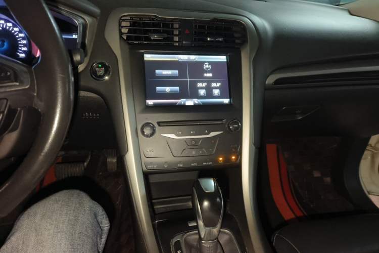 Used Ford Mondeo 2013 2.0L GTDi 200 Luxury Model Audio And AC Panel