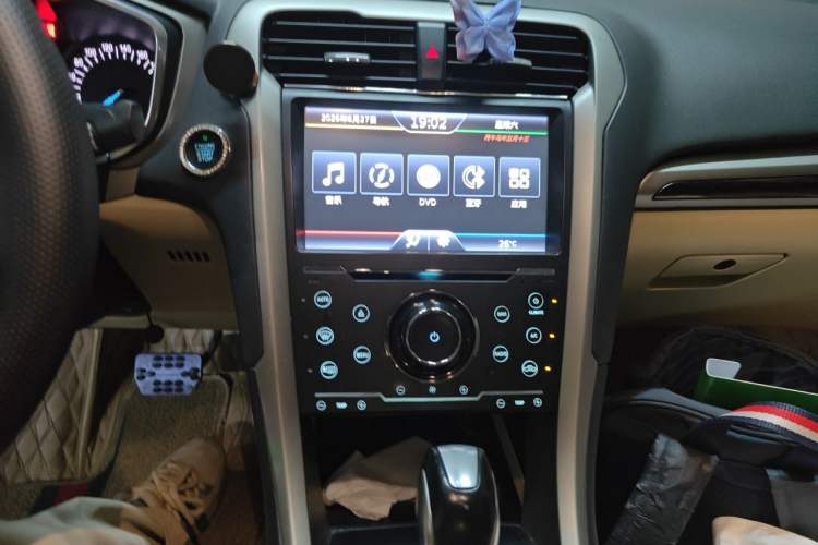 Used Ford Mondeo 2013 2.0L GTDi 200 Fashion Edition Audio And AC Panel