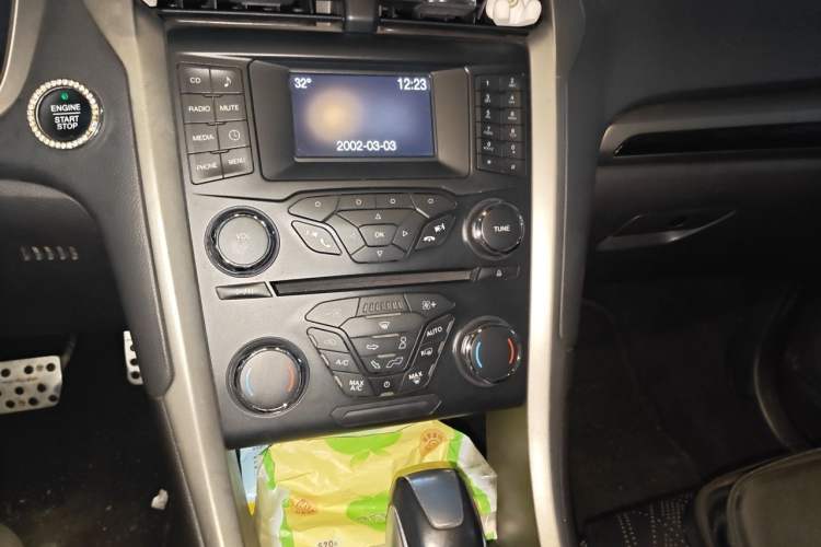 Used Ford Mondeo 2013 2.0L GTDi 200 Fashion Edition Audio And AC Panel
