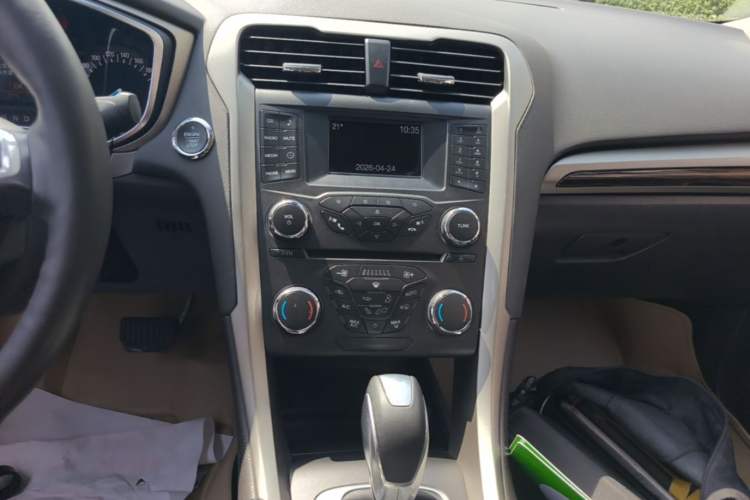Used Ford Mondeo 2013 2.0L GTDi 200 Fashion Edition Audio And AC Panel