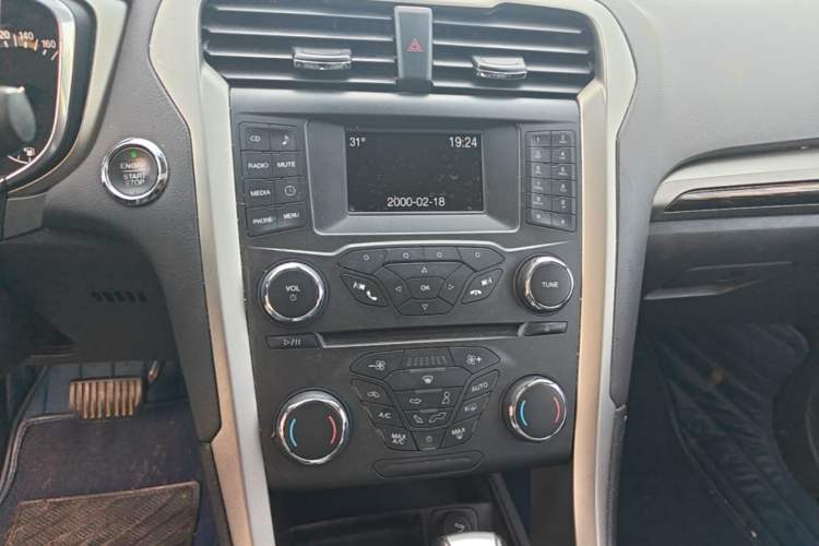 Used Ford Mondeo 2013 2.0L GTDi 200 Fashion Edition Audio And AC Panel
