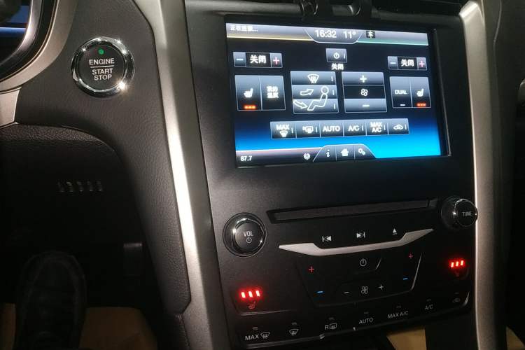 Used Ford Mondeo 2013 2.0L GTDi 200 Luxury Model Audio And AC Panel