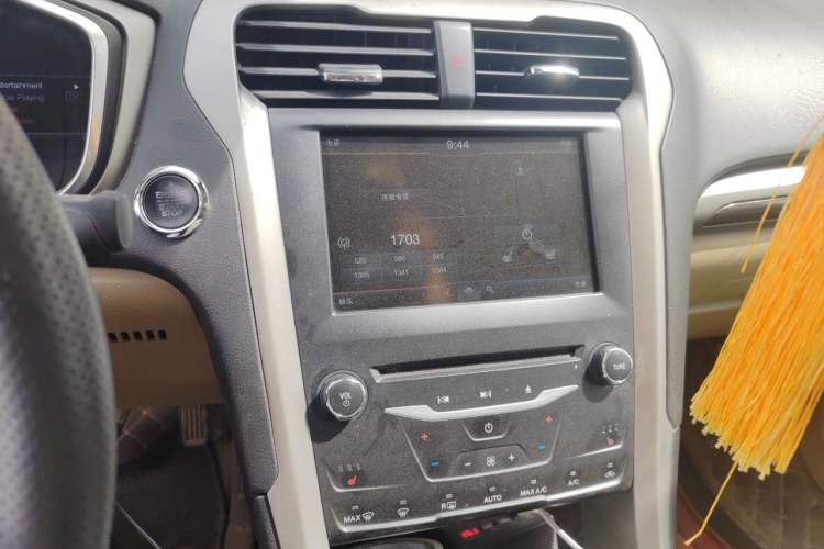 Used Ford Mondeo 2013 2.0L GTDi 200 Luxury Model Audio And AC Panel