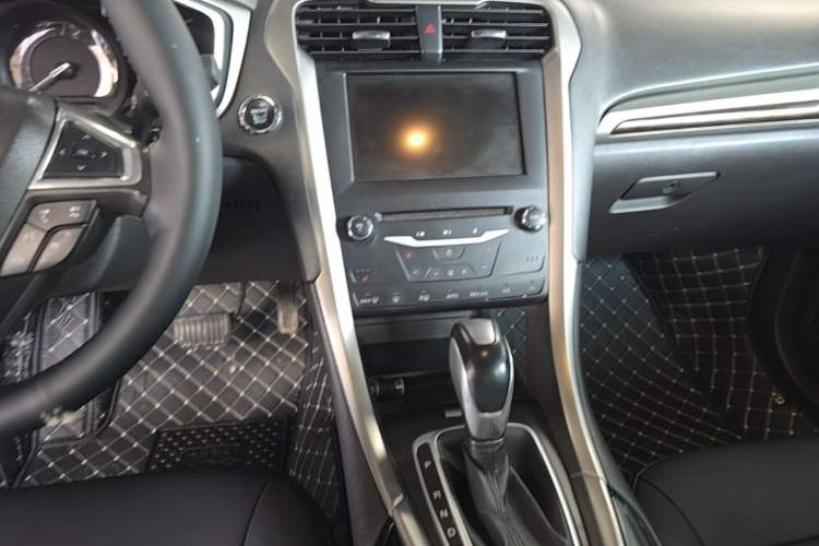 Used Ford Mondeo 2013 2.0L GTDi 200 Luxury Model Audio And AC Panel