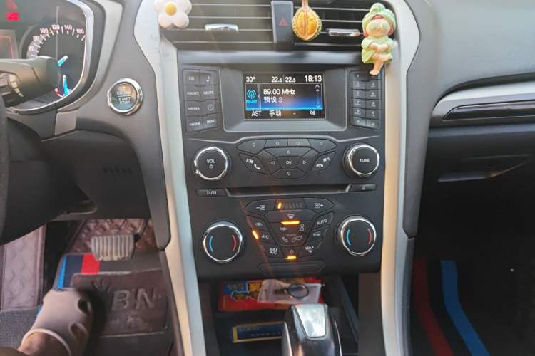 Used Ford Mondeo 2013 2.0L GTDi 200 Fashion Edition Audio And AC Panel