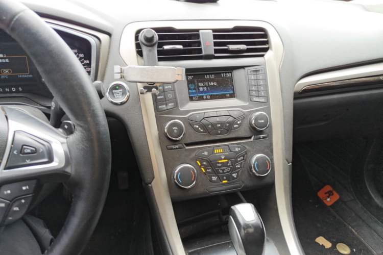 Used Ford Mondeo 2013 2.0L GTDi 200 Luxury Model Audio And AC Panel
