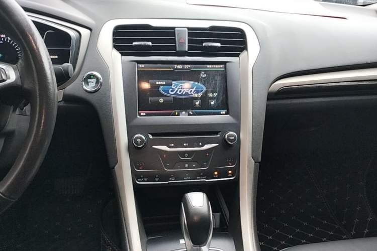 Used Ford Mondeo 2013 2.0L GTDi 200 Luxury Model Audio And AC Panel