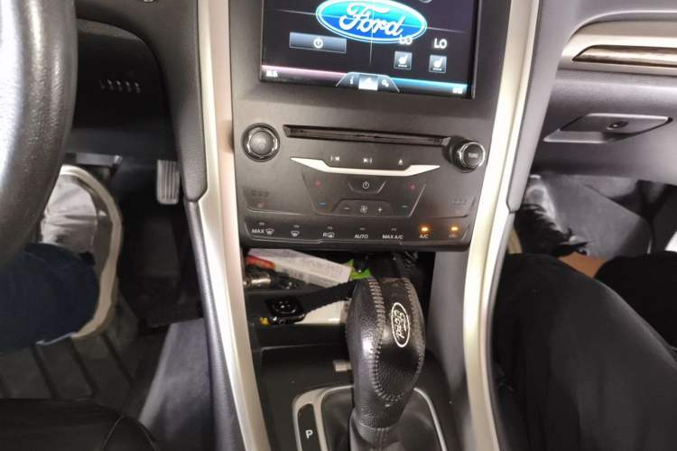 Used Ford Mondeo 2013 2.0L GTDi 200 Luxury Model Audio And AC Panel