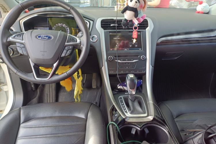 Used Ford Mondeo 2013 2.0L GTDi 200 Luxury Model Center Console
