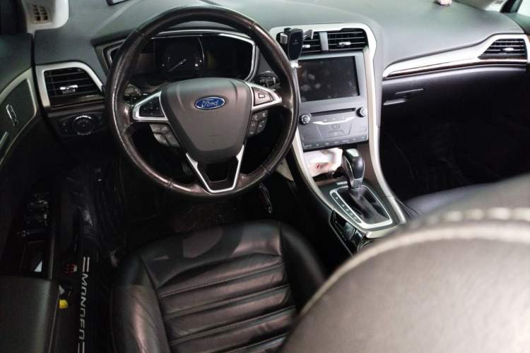 Used Ford Mondeo 2013 2.0L GTDi 200 Luxury Model Center Console