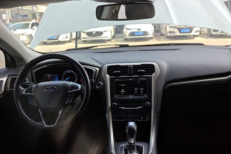 Used Ford Mondeo 2013 2.0L GTDi 200 Luxury Model Center Console