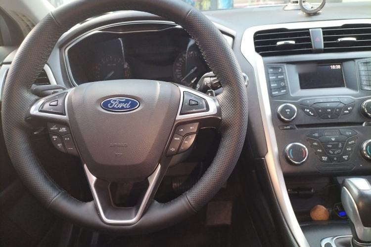 Used Ford Mondeo 2013 2.0L GTDi 200 Fashion Edition Center Console