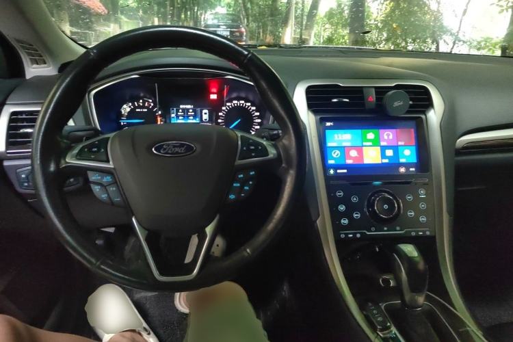 Used Ford Mondeo 2013 2.0L GTDi 200 Fashion Edition Center Console