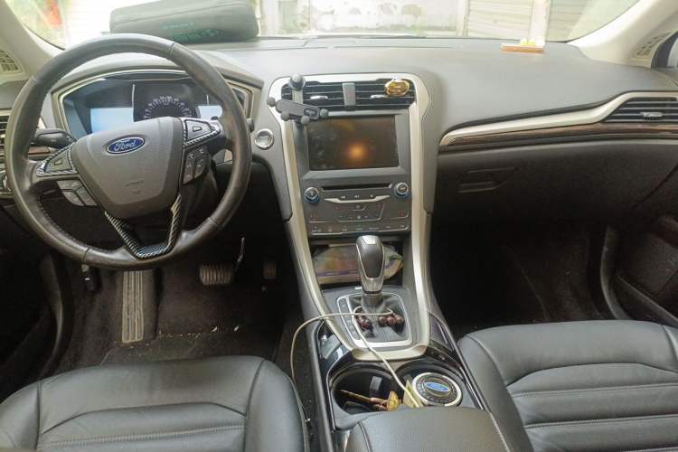 Used Ford Mondeo 2013 2.0L GTDi 200 Luxury Model Center Console