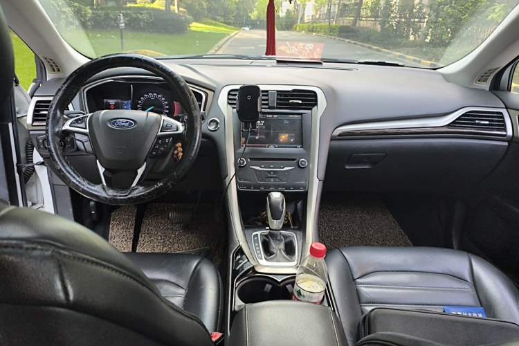 Used Ford Mondeo 2013 2.0L GTDi 200 Luxury Model Center Console