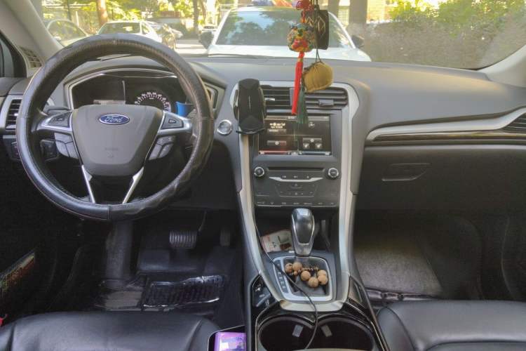 Used Ford Mondeo 2013 2.0L GTDi 200 Luxury Model Center Console