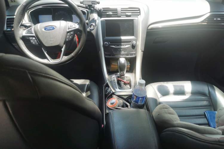 Used Ford Mondeo 2013 2.0L GTDi 200 Luxury Model Center Console