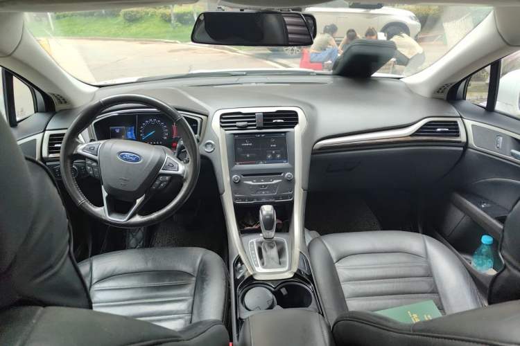 Used Ford Mondeo 2013 2.0L GTDi 200 Luxury Model Center Console