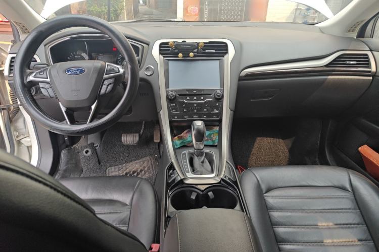 Used Ford Mondeo 2013 2.0L GTDi 200 Fashion Edition Center Console