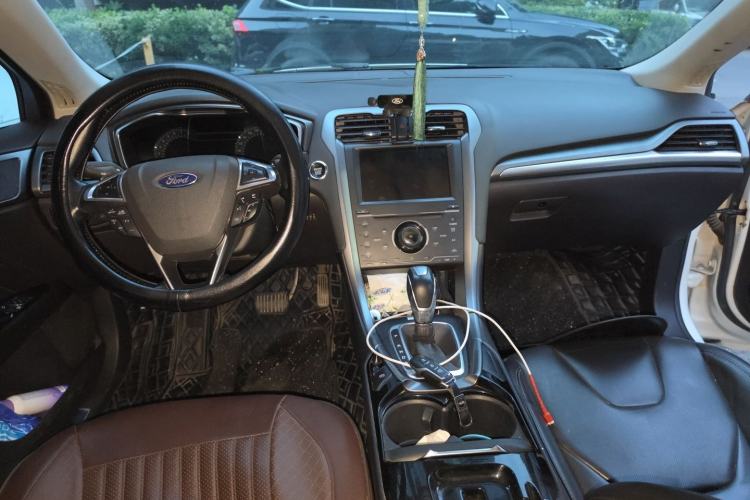Used Ford Mondeo 2013 2.0L GTDi240 Luxury Sport Model Center Console