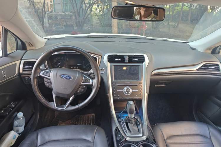 Used Ford Mondeo 2013 2.0L GTDi 200 Luxury Model Center Console
