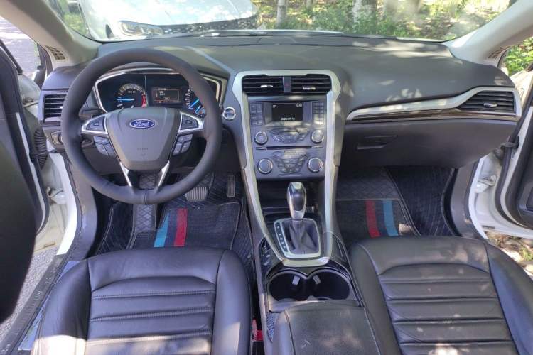 Used Ford Mondeo 2013 2.0L GTDi 200 Fashion Edition Center Console
