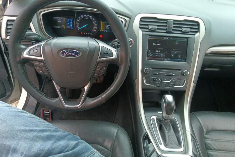 Used Ford Mondeo 2013 2.0L GTDi 200 Luxury Model Center Console